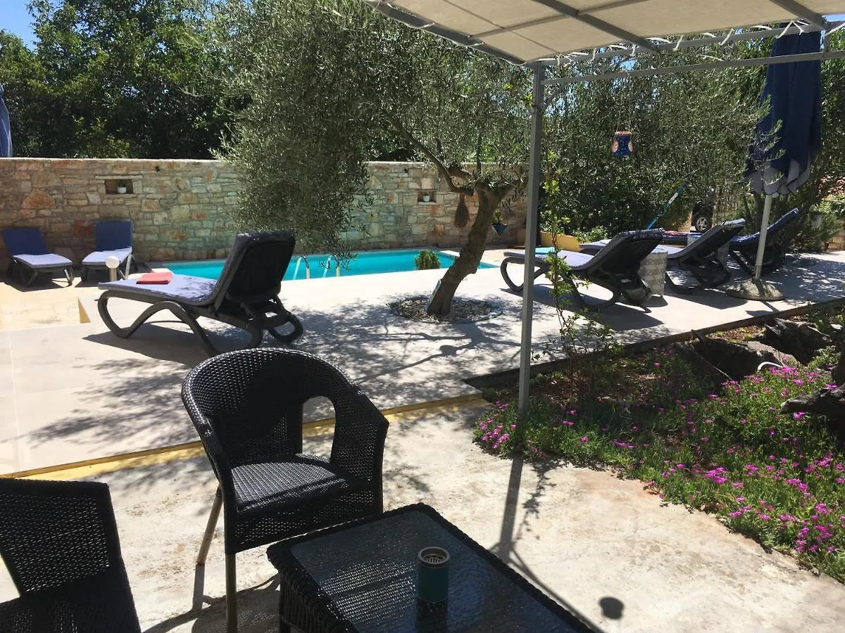 Holiday Home Ava1 With Pool & Holiday Home Ava2 With Whirlpool Baderna